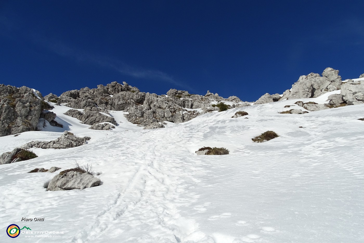 44 La traccia continua in ripida ascesa verso Cima Croce, ma noi ci fermiamo qui....JPG